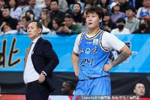 媒体人:许利民还是有能力的 常规赛时好时坏跟伤病有一定的关系配图