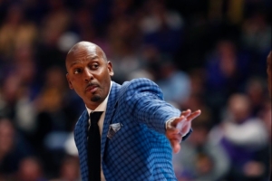 便士：NBA已经失去观赏性 NCAA有基本功&团队篮球 NBA只有三分配图