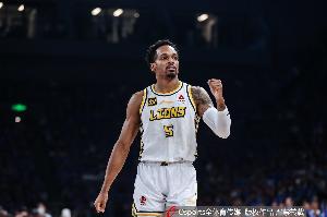 打上海有一套？小巴里·布朗近两个赛季对阵上海三场场均轰41.6分配图