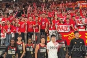 从没有放弃过心中的理想!深圳主场球迷赛后齐声唱响《海阔天空》配图