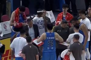 活久见北京男篮双战术板场面引发热议:到底该听谁的呢?配图