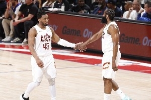 不管是谁 帮帮主力吧!哈登米切尔表现不佳 骑士亟需角色球员贡献配图