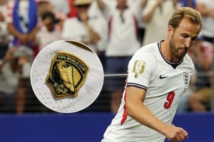 曾获2018年世界杯金靴!凯恩也佩戴了FIFA官方的定制臂章配图