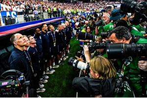 图赫尔抱怨FIFA:唱国歌时身前50个摄影师怼脸,这破坏了我的体验配图