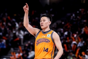开场就进!李弘权半场11分钟2中1拿3分 2次犯规配图