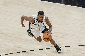 Amick:马刺的现状比较棘手 福克斯还在巅峰不会做替补的准备配图