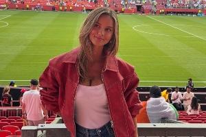 最美风景线!胡梅尔斯女友现场观战德国比赛,颜值高、身材傲人配图