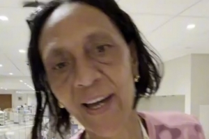 佛得角门将母亲跨越重洋抵达比赛现场,感谢中国球迷支持配图