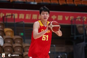 媒体人：杨瀚森为国而战决心非常坚定 拳拳报国之心令人印象深刻配图