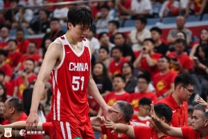 杨瀚森半场4中1!媒体人:其实不用每球都找他 搞得自己不会打了配图