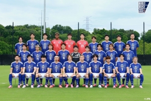 日本队今日训练后拍摄全家福，南野拓实和久保建英同穿8号入镜配图