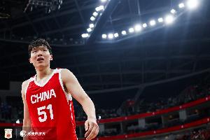 解说：给杨瀚森搭阵容 得给他配打球比较聪明、摇摆性强的侧翼配图