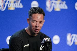 马刺GM：米奇·约翰逊和教练组本赛季相当出色 我们都还能进步配图