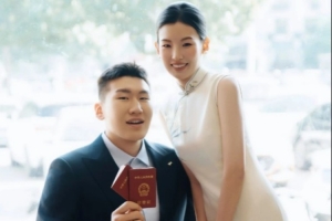 百年好合!李炎哲晒与爱人领取结婚证的照片:配图