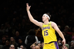 落选秀逆袭!薪资专家:里夫斯下赛季薪资将排NBA后卫第16位!配图