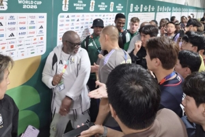 韩媒：赛后南非庆祝胜利引争执，在国际足联工作人员调解下才平息配图