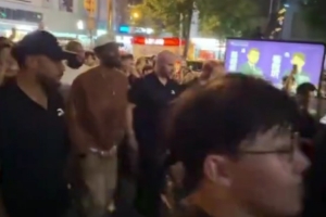 接地气！欧文在成都街头溜达 和球迷亲切地打招呼配图