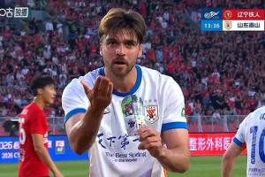 泰山客场1-0领先！前场配合后谢文能下底助攻，泽卡包抄卧射破门配图
