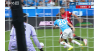 蓉城开场5分钟1-0新鹏城！女主裁董方雨判点，韦世豪点射破门配图