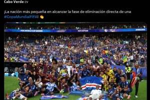 FIFA官方晒佛得角全队合照：晋级世界杯淘汰赛最小的国家配图