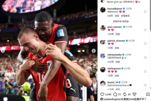 绝平晋级,阿拉巴社媒晒与队友庆祝合照:我们永远不会放弃!配图