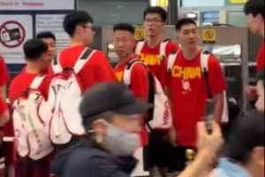 媒体人：中国男篮在机场偶遇赵雅芝 被赵的粉丝团震惊了配图