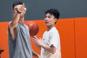 在美特训!徐杰&刘金雨模拟实战接球投篮训练 移动接球、快速出手配图