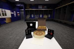 优雅告别！FIFA官方社媒晒照，约旦队在更衣室留下礼物和感谢信配图