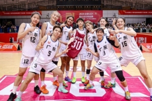 登顶加冕！广东U21女篮众志成城奋勇作战 以不懈拼搏收获冠军荣誉配图
