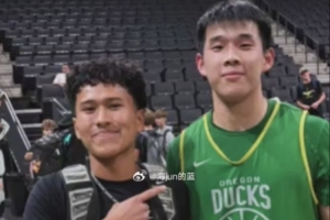俄勒冈夏训林葳与球迷合影！媒体人：没上场时间和球权去北卡干嘛配图