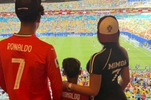西媒:乔治娜在世界杯现场为C罗加油,同时推广自己的服装品牌配图