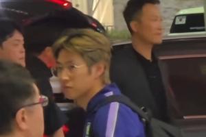 韩国球迷机场怒骂洪明甫,李刚仁站在一旁久久看向球迷若有所思配图