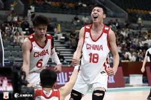 陈昱休今天占据了太多了球权 自主进攻能力信心不足 浪费了机会配图