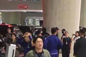 被狂骂!韩国队在机场遭球迷怒吼输出:**种洪明甫!年薪吐出来!配图