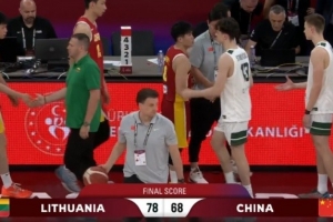 记者：张宇辰手感不佳 中国U17男篮的远投火力没了 陈昱休没篮配图