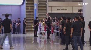 待遇截然不同！洪明甫回韩国骂声震天，今日孙兴慜回国球迷鼓励配图