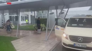 冷冷清清!世界杯爆冷止步32强后,德国队在瓢泼大雨中回到慕尼黑配图