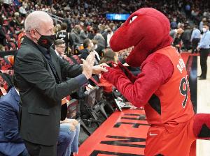 或将影响伦纳德合同调查结果!猛龙老板塔南鲍姆是NBA董事会主席配图