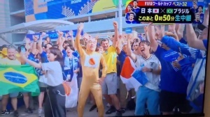 遭猥亵!日本富士电视台赛前直播,女记者被日本搞笑艺人强行搂抱配图