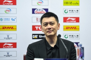 杨鸣：世界杯中场时各种前锋这渴了那饿了全来了 谁能记住后卫呢配图
