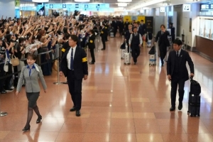 日媒：日本队乘坐航班今日抵达日本，约700名球迷接机配图