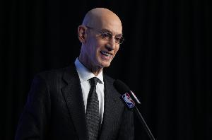 NBA官方:今年夏联将测试使用一款内置传感器的智能篮球配图