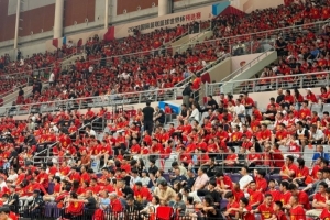 扎心了!中国男篮主场惨败日本 沈阳奥体中心球迷提前离场配图