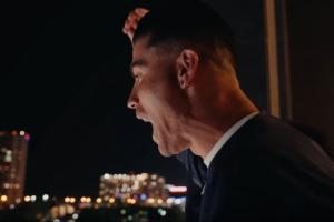壮观！C罗赛后率葡萄牙众将现身酒店阳台 凌晨时分与数千球迷庆祝配图