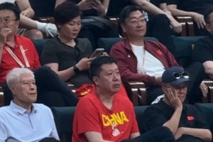 王治郅与赵本山观战男篮世预赛！蒋兴权&宋小宝也在现场配图