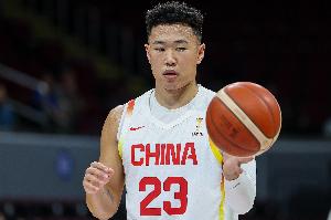 攻坚利器！贺希宁半场10中4拿下10分1板2助 全队唯一上双配图