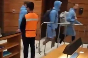 魔鬼主场!英格兰抵达墨西哥下榻酒店,遭数百名墨西哥球迷的嘘声配图