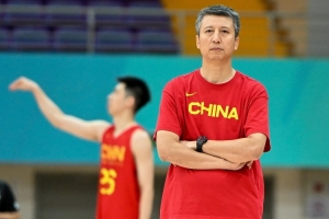 解说:长期集训是非常落后的 队员容易以疲惫的状态进入比赛周期配图