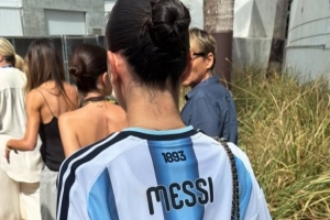 太阳报：小贝二儿子带女友看世界杯，女友穿梅西球衣配图
