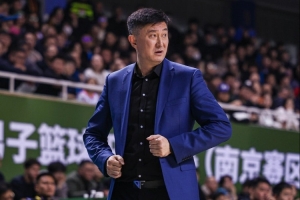 媒体人：杜锋公务繁忙 广东男篮理应主动为杜导减压 或改聘外教配图